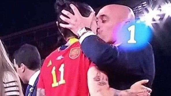 Scandal at the Women’s World Cup, the President of the Spanish Football Federation kisses the player on the mouth